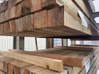 Ca. 25x Douglas Balken Fijnbezaagd, 100×100, lengte 300cm